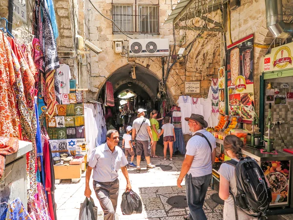 JERUSALEM, ISRAEL - JULY 13, 2015: Narrow stone street among sta — Stock Photo, Image