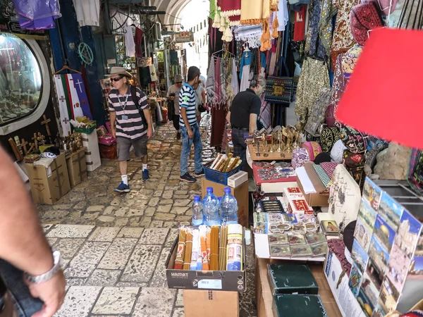 Jerusalem, Israel - 13 juli 2015: Smala sten gatan bland sta — Stockfoto