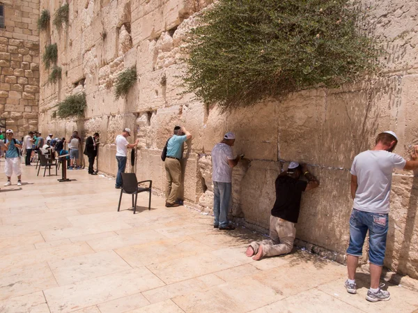 JERUSALEM - Juli 15: Jewish prayers and pilgrims beside Western — Stock Photo, Image