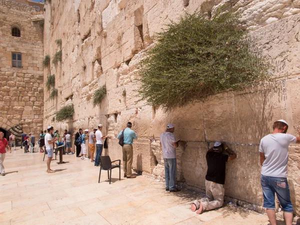 JERUSALEM - Juli 15: Jewish prayers and pilgrims beside Western — Stock Photo, Image