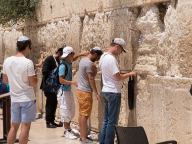 Kudüs - Juli 15: Yahudi dua ve hacılar Batı yanında