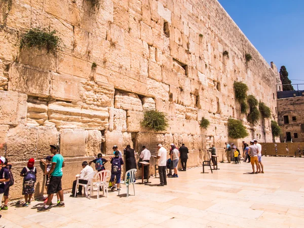 JERUSALEM - Juli 15: Jewish prayers and pilgrims beside Western — Stock Photo, Image