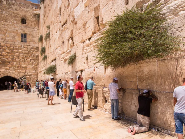 Jeruzalém - Juli 15: Židovské modlitby a poutníci vedle západní — Stock fotografie