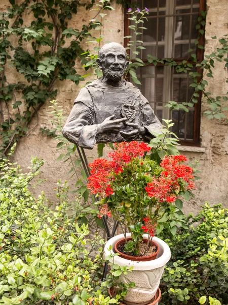 Блаженний Шарля де Фуко Eugene (1858-1916) біля пам'ятника — стокове фото
