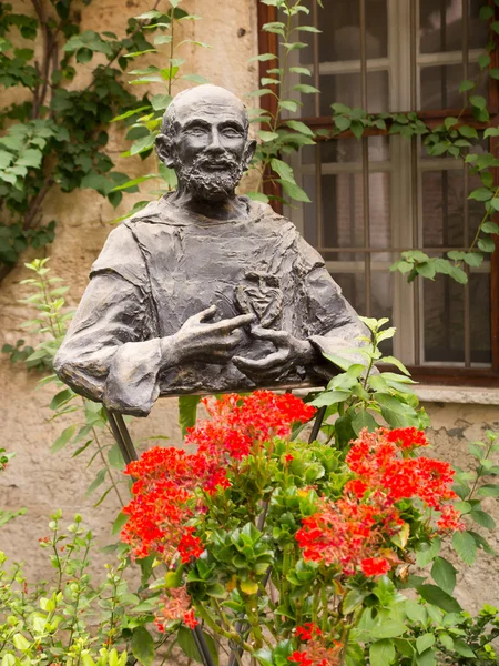 Denkmal für den seligen Charles de foucauld eugene (1858 -1916) in der Nähe — Stockfoto