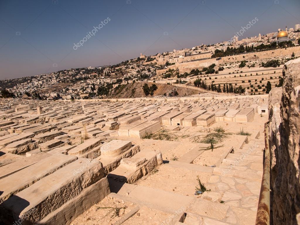 Antiguas tumbas judías en el monte de las aceitunas en Jerusalén, 2023
