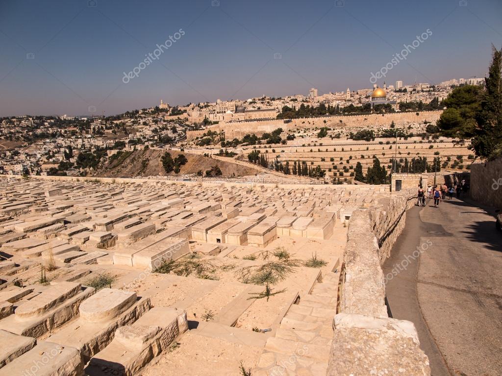 Antiguas tumbas judías en el monte de las aceitunas en Jerusalén, 2023