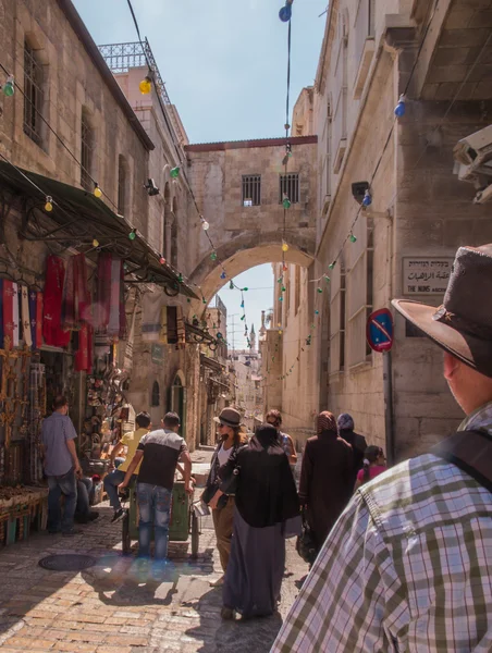 JERUSALEM, ISRAEL - JULY 15, 2015: Narrow stone street among sta — Stock Photo, Image