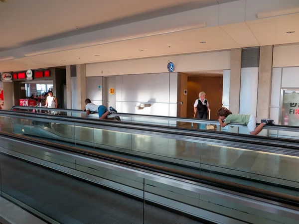 TELAWIW Israel - July 16, 2015: Children riding on the handrail — Stock Photo, Image