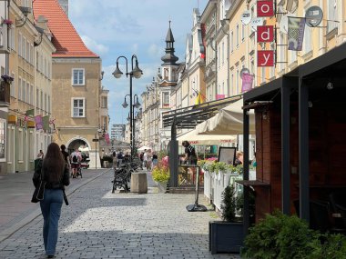 Opole, Polonya, 17 Haziran 2025: Eski Opole Kasabası 'nda Pazar Meydanı ve Belediye Binası yakınlarındaki sokaklardan biri.