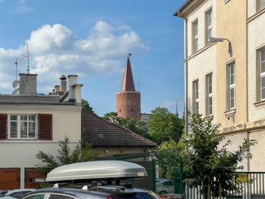 Polonya 'nın Opole kentindeki Pasieka Adası' ndaki Piast Kulesi 'nin üst kısmı..