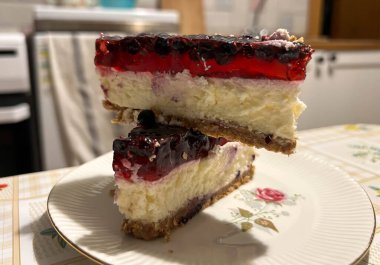 Bir tabağa jöle konmuş iki dilim pasta, biri diğerinin üstüne..