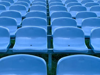 Boş plastik sandalyeler, Czestochowa 'daki Kutsal Bakire Meryem' in mabedinin sunağının önüne konur..