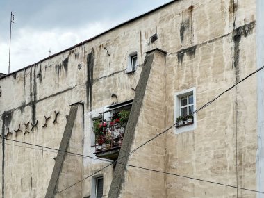 Paszkow, Polonya 'da eski bir duvarda, alışılmadık bir yerde çiçek dolu bir balkon..