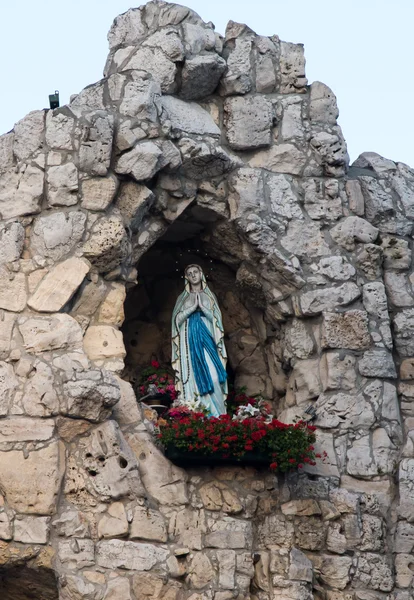 Estatua de la Virgen María en la gruta del santuario internacional — Foto de Stock