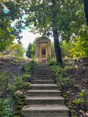 Wasosz Gorny, Polonya, 29 Temmuz 2025: Czestochowa yakınlarındaki Wasosz Gorny, Polonya 'daki Tutku-Marian Sığınağı. Calvary 'deki şapellerden biri: 