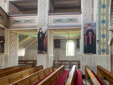 Wasosz Gorny, Polonya, 29 Temmuz 2025: Wasosz Gorny, Polonya 'da Tutku-Marian Sığınağı. Kilisenin içinde sütunlarda sevilen azizlerin figürleri var..