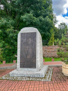 Dankow, Polonya, 29 Temmuz 2025: Dankow 'daki Piast Prensleri Kongresi' nin 800. yıldönümü anısına anıt.