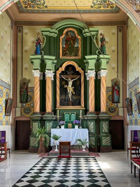 Wasosz Gorny, Polonya, 29 Temmuz 2025: Czestochowa yakınlarındaki Wasosz Gorny, Polonya 'da Tutku-Marian Sığınağı. Havari Aziz Andrew Kilisesi 'nin içinde. Yan sunak.