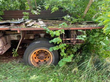 Eski paslı yakıt bidonları kilitlendi ve çalıların arasında terk edilmiş eski bir kamyonda asma kilit takıldı..