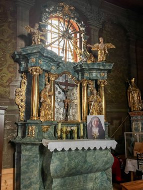 Truskolasy, Polonya, 29 Temmuz 2025, Truskolasy Leydimizin Sığınağı. Polonya 'daki en büyük karaçam kilisesi (karaçam ağacından yapılmıştır). Yan sunak.