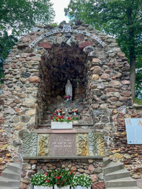 Dankow, Polonya, 29 Temmuz 2025: Dankow 'daki Aziz Stanislaus Kilisesi, Polonya' nın başkenti Czestochowa yakınlarındaki Kutsal Mabedi. Marian Grotto.