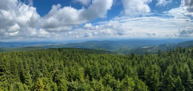 Orlica 'daki gözlem kulesinden Orlickie Dağları' na bakın..