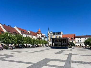 Pszczyna, Polonya, 12 Ağustos 2025: Pszczyna, Polonya 'daki Pazar Meydanı' nın Parçası. Eski binalar.