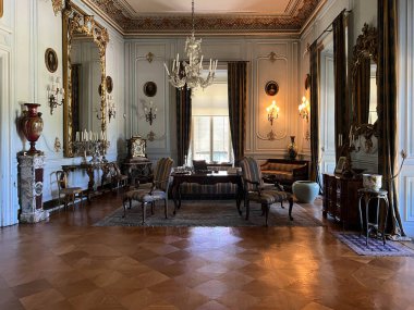 Pszczyna, Polonya, 12 Ağustos 2025: Pszczyna, Kale İçişleri. Odalardan biri..