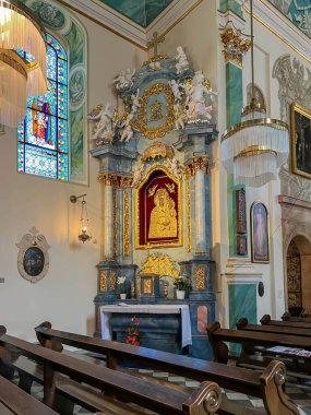 Pszczyna, Polonya, 12 Ağustos 2025: Pszczyna, Polonya 'daki Roma Katolik Azizler Kilisesi. Meryem Ana 'nın sunağı.