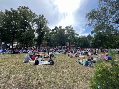 Kalety, Polonya, 1 Ağustos 2025: Rybnik, Miotek, Polonya 'daki kilisenin önündeki 80. yıldönümü Hac yürüyüşünün Stopover' ı.