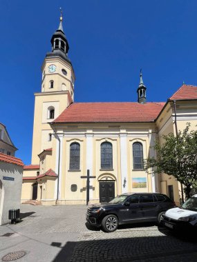 Pszczyna, Polonya, 12 Ağustos 2025: Pszczyna, Polonya 'daki Roma Katolik Azizler Kilisesi.