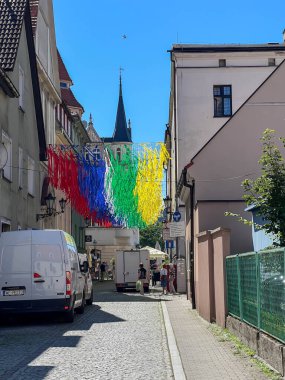 Pszczyna, Polonya, 12 Ağustos 2025: Pszczyna, Polonya 'da Bankowa Caddesi, renkli kurdelelerle süslenmiş.