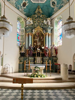 Pszczyna, Polonya, 12 Ağustos 2025: Pszczyna, Polonya 'daki Roma Katolik Azizler Kilisesi.