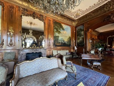 Pszczyna, Polonya, 12 Ağustos 2025: Pszczyna, Kale İçişleri. Büyük çizim odası ve arkadaki kütüphane..