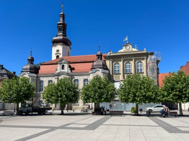 Pszczyna, Polonya, 12 Ağustos 2025: Pszczyna 'daki Pazar Meydanı' ndaki Evanjelik Luteryan Kilisesi ve Belediye Binası.