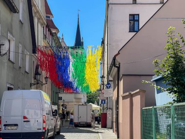 Pszczyna, Polonya, 12 Ağustos 2025: Pszczyna, Polonya 'da Bankowa Caddesi, renkli kurdelelerle süslenmiş.