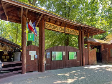 Pszczyna, Polonya, 12 Ağustos 2025: Polonya 'nın Pszczyna kentindeki Bison Kapısı.