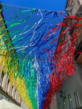 Polonya, Pszczyna 'da Bankowa Caddesi, renkli kurdelelerle süslenmiş..