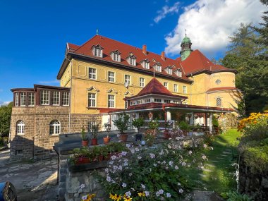 Fransisken Manastırı - Polonya 'nın Duszniki Zdroj kentindeki St. Francis ve St. Leonard Kilisesi.