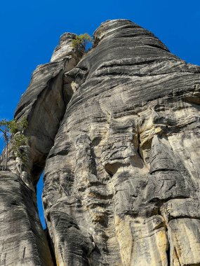 Adrspach, Çek Cumhuriyeti, 1 Eylül 2025: Çek Cumhuriyeti 'nde Rock Town. Kaya oluşumları arasında tahta adımlı yollar.