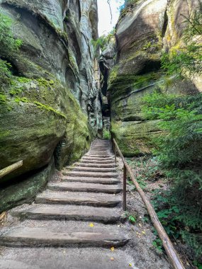 Adrspach, Çek Cumhuriyeti, 1 Eylül 2025: Çek Cumhuriyeti 'nde Rock Town. Kaya oluşumları arasında tahta adımlı yollar.