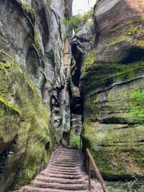 Adrspach, Çek Cumhuriyeti, 1 Eylül 2025: Çek Cumhuriyeti 'nde Rock Town. Kaya oluşumları arasında tahta adımlı yollar.