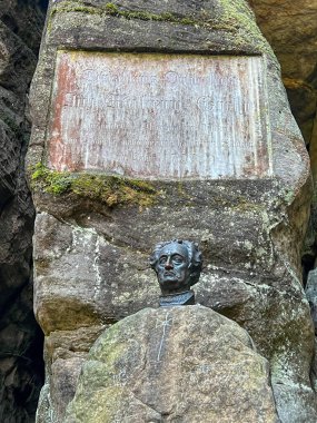 Adrspach, Çek Cumhuriyeti, 1 Eylül 2025: Çek Cumhuriyeti 'nde Rock Town. Kaya oluşumları arasında tahta adımlı yollar.