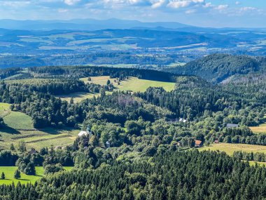 Stolowe Dağları 'ndaki Szczeliniec zirvesinden Polonya' daki Stolowe Dağları Ulusal Parkı 'na kadar uzanan bölgenin manzarası.