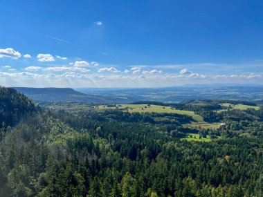 Stolowe Dağları 'ndaki Szczeliniec zirvesinden Polonya' daki Stolowe Dağları Ulusal Parkı 'na kadar uzanan bölgenin manzarası.