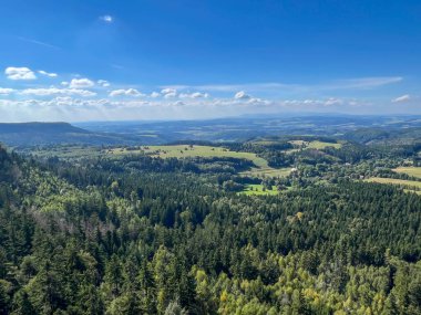 Stolowe Dağları 'ndaki Szczeliniec zirvesinden Polonya' daki Stolowe Dağları Ulusal Parkı 'na kadar uzanan bölgenin manzarası.