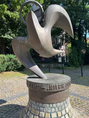 Gliwice, Polonya, 25 Haziran 2025: Papa 2. John Paul 'un Gliwice, Polonya' daki Aziz Peter ve Paul Katedrali 'nin yanına yaptığı ziyaretin anısına dikildi..