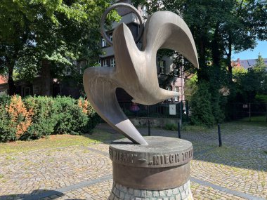 Papa 2. John Paul 'un Gliwice ziyareti anısına Polonya' nın Gliwice kentindeki Aziz Peter ve Paul Katedrali 'nin yanına dikildi..