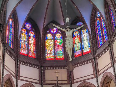 Gliwice, Polonya, 24 Haziran 2025: Gliwice Saints Peter ve Paul Katedrali. Lekeli cam pencereler ve sunağın üstünde bir haç..